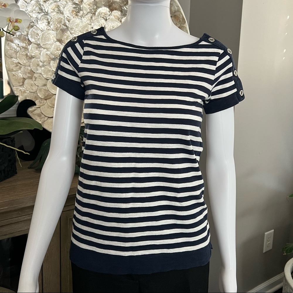 Banana Republic Tee‎ with button detail XS